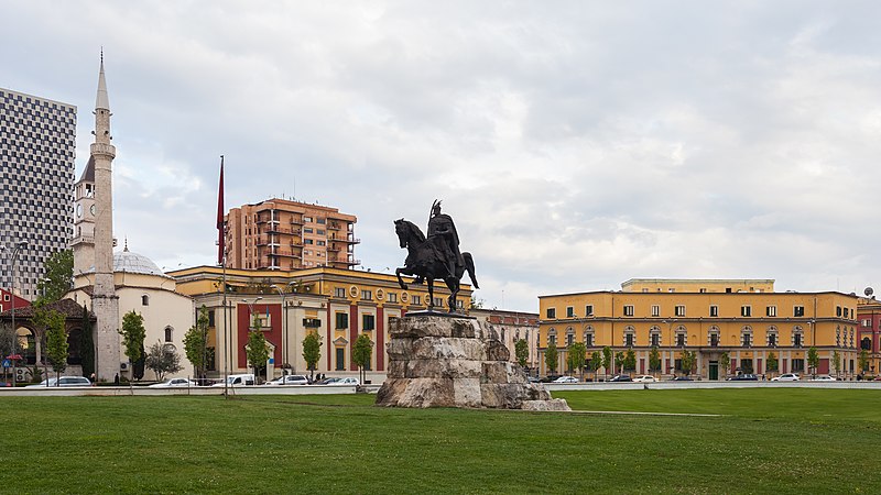 File:Monumento a Skanderbeg, Tirana, Albania, 2014-04-17, DD 03 (bannerportada esvoy).JPG