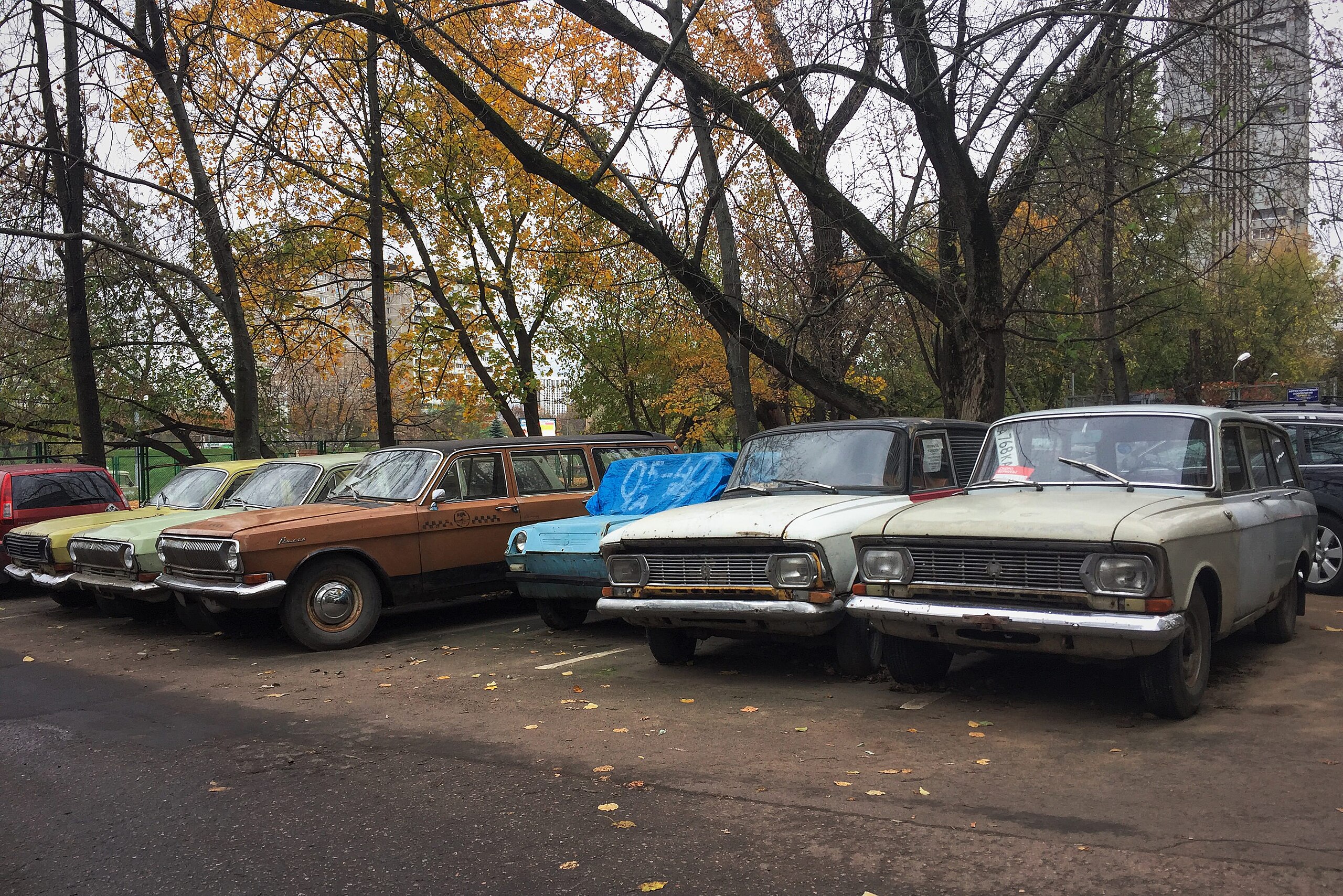 File:Moscow, old Soviet cars in Cherkizovo (30924265904).jpg 