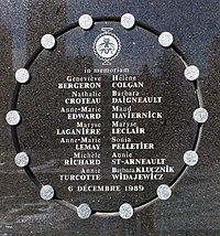أسماء القتلى في المذبحة على النصب التذكاري