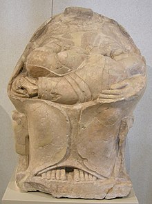 Kourotrophos Museo archeologico regionale paolo orsi, dea madre che allatta due gemelli in calcare, da megara hyblaea necropoli ovest, 550 ac..JPG