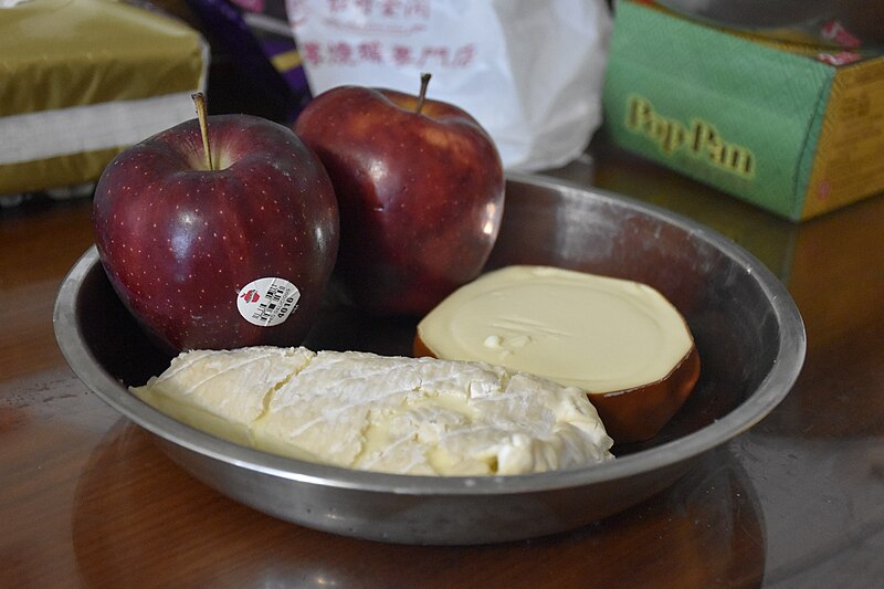 File:My first cheese plate with American apples at home.jpg