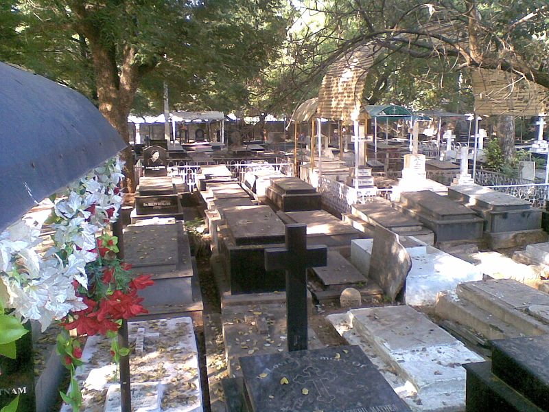 File:Narayangudacemetery3.JPG