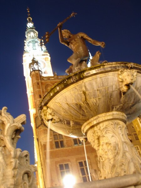 File:Neptun Monument and Main Town Hall in Gdańsk (at night).jpg