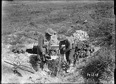 Soldats néo-zélandais camouflant un canon, pendant la 1ère guerre mondiale