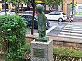 Niña con Muñeca de Marino Amaya, plaza de la Victoria, 2022-12-14.