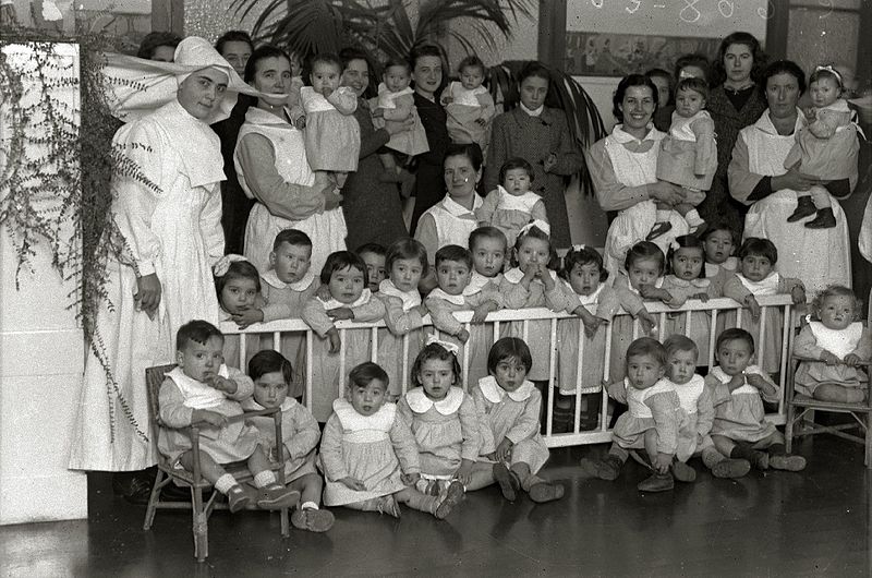 File:Niños en un centro de acogida (3 de 4) - Fondo Car-Kutxa Fototeka.jpg