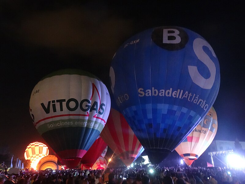 File:Night glow - European Balloon Festival 2014 - 05 - EC-LBZ and EC-GXM.JPG