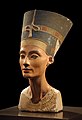 Busto di Nefertiti, moglie di Akhenaton, con cui tenne la posizione di co-reggente. Sarebbe forse stata Faraone di proprio diritto, in quanto era una delle poche identità candidate del Faraone Neferneferuaten.