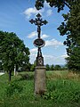 English: Wayside cross in the village of Nové Hodějovice, part of České Budějovice, Czech Republic. Čeština: Křížek v Nových Hodějovicích, části Českých Budějovic.