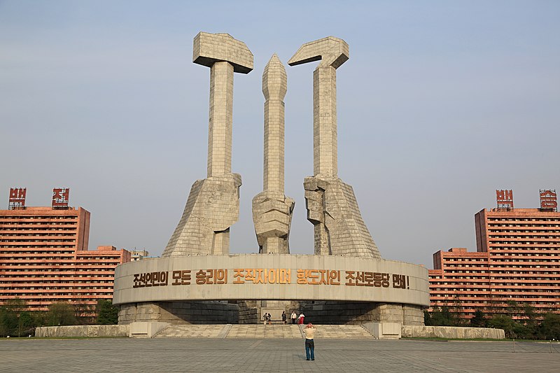 File:Obrovský pomník založení strany - panoramio.jpg