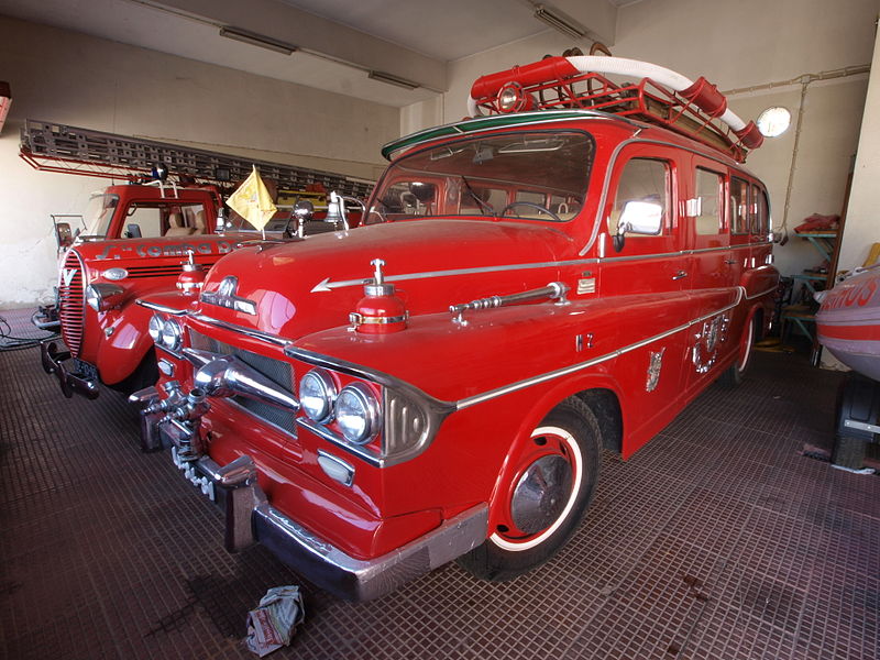 File:Old Bedford fire engine of the fire department of Bombeiros Santa Comba Dao, Portugal pic.JPG