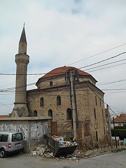 Изглед на џамијата во маалото