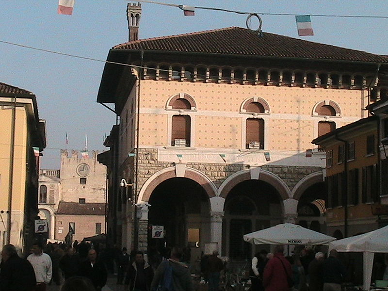 File:Orzinuovi 09 - Scorcio del castello dalla piazza Vittorio Emanuele II.JPG