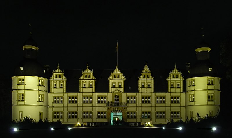 File:Paderborn Schloss Neuhaus bei Nacht.jpg