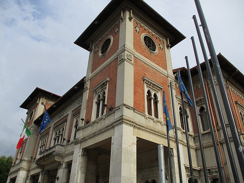 File:Palazzo municipale di Avezzano 8 2016.jpg