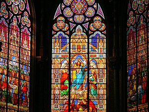 Vitrail central de l'abside : la Transfiguration, œuvre de Gaspard Gsell.