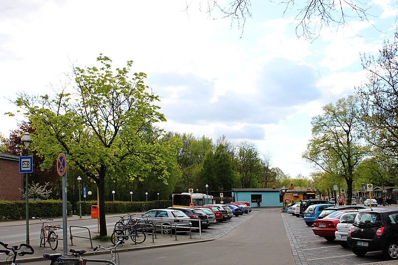 File:Parkplatz S-Bahnhof Lichtenrade.jpg