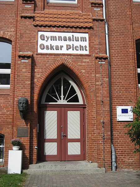 File:Pasewalk-Oskar-Picht-Gymnasium-Eingang-IMG 1953 05.JPG