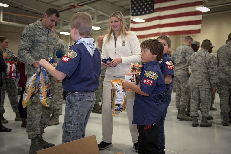 File:Peoria Air Guard family celebrates holidays together 161203-Z-EU280-2232.jpg