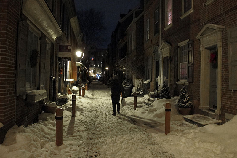 File:Philadelphia, elfreth's alley di notte con la neve 02.JPG