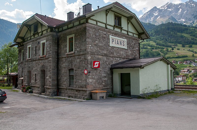 File:Pians Bahnhof.jpg