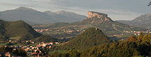 Castelnovo ne' Monti et, au fond, la Pietra di Bismantova, qui fut utilisé comme forteresse naturelle pendant 18 siècles.