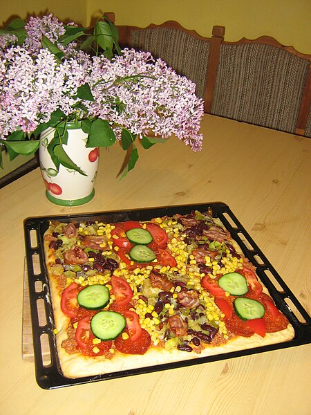 File:Pizza by Vadszederke with lilac.JPG