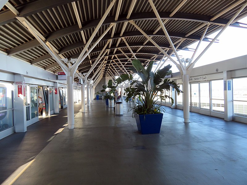 File:Platform at Terminal 1 AirTrain station, August 2018.JPG