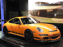 Der 911 GT3 RS auf dem Pariser Auto-Salon 2006. In der Tradition seiner Vorgänger mit den klassischen Seitenstreifen und lackierten Rädern ausgestattet.