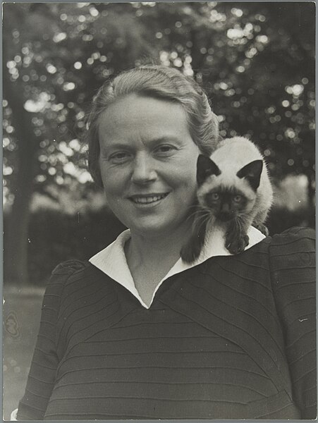 File:Portret van de Nederlandse sopraan Jo Vincent (1898-1989), met een poes op haar schouder, SFA001000398 01.jpg