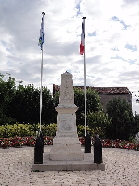 File:Préguillac (Charente-Maritime) monument aux morts.JPG