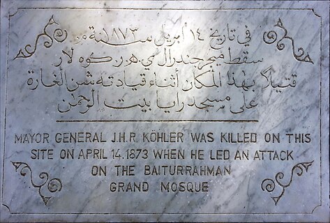 Tanda lam Meuseujid Raya Baiturrahman, Banda Acèh, nyang meutuléh bak Uroe 14 Buleuen Peuet 1873 Jèndral Köhler maté lam Prang Acèh watèe geumeuprang lam Meuseujid Raya Baiturrahman (rayek gamba: 3.236 × 2.189)