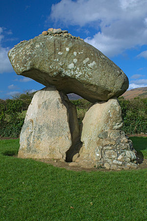 Dún Dealgan: Stair, Oideachas, Áiseanna