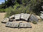 Miniatuur voor Bestand:Provincetown Theater granite arch on beach behind whalers wharf.jpg