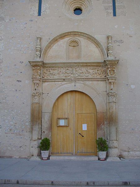 File:Puerta de iglesia en Valdetorres de Jarama.jpg