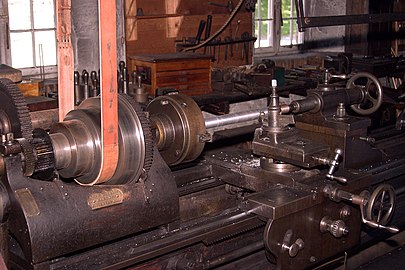 مخرطة لتصنيع المعادن بالحزام في ورشة الآلات في متحف هاجلي