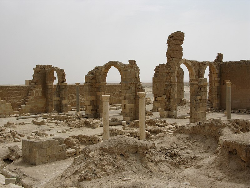 File:Qasr al-Hayr al-Sharqi, Archs and columns, Syria.jpg