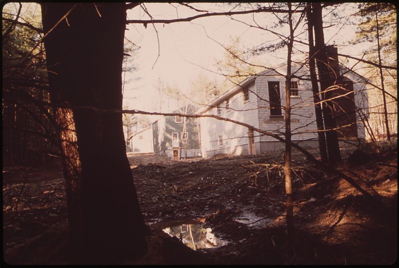 File:RIBBONS MARK SURVEYORS' WORK IN THIS HOUSING DEVELOPMENT IN TOWNSEND - NARA - 553458.jpg