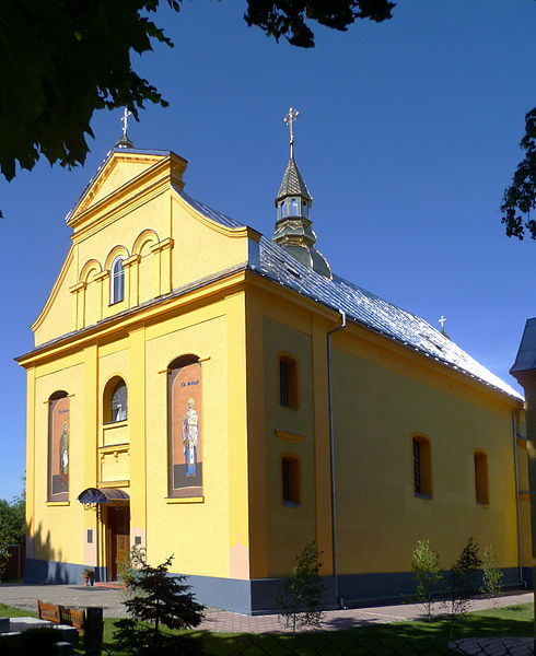 File:Rava-Ruska Sokalskyi Lvivska-Yuriya church-side view.jpg