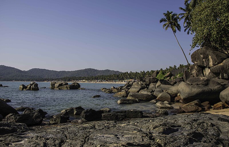 File:Rock formation, Palolem Beach.jpg