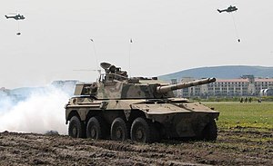 Carro armato da ricognizione Rooikat in azione (2008)