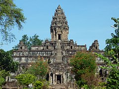 Arsitektur Khmer: Bakong (dekat Siem Reap, Kamboja), Kuil Gunung paling awal yang masih ada di Angkor, selesai pada tahun 881 M
