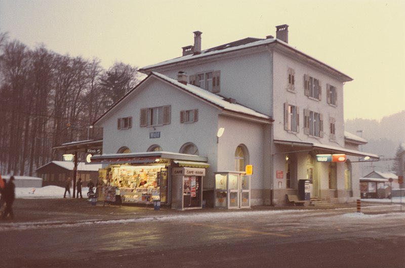 File:SBB Historic - F 122 01155 003 - Wald StationsgebaeudeStrassenseite mit Kiosk.jpg