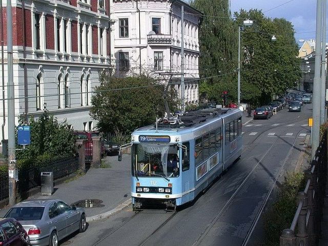 An SL79 tram on the Briskeby Line at Uranienborgveien in 2002