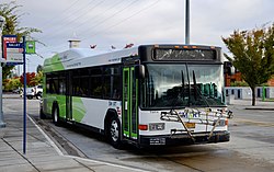 SMART 40-kaki Gillig hybrid bus di Wilsonville Stasiun transit center di 2018.jpg