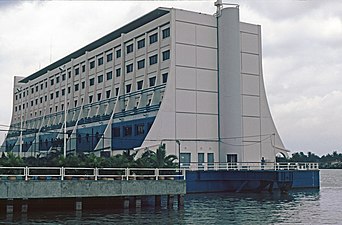 Khách sạn nổi Sài Gòn gần tượng Trần Hưng Đạo năm 1991