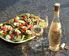 Salade niçoise avec vin rosé provençal