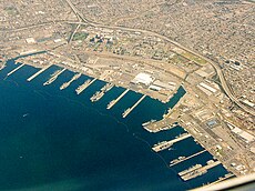 Sigill och flygfoto över Naval Base San Diego