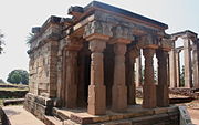 Un templo tetrástilo prostilo del período Gupta en Sanchi además de la sala Apsidal con cimientos Maurya, un ejemplo de arquitectura budista.  siglo V d.C.