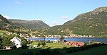 Foto einer in bergiger Umgebung an einem Fjord gelegenen Siedlung